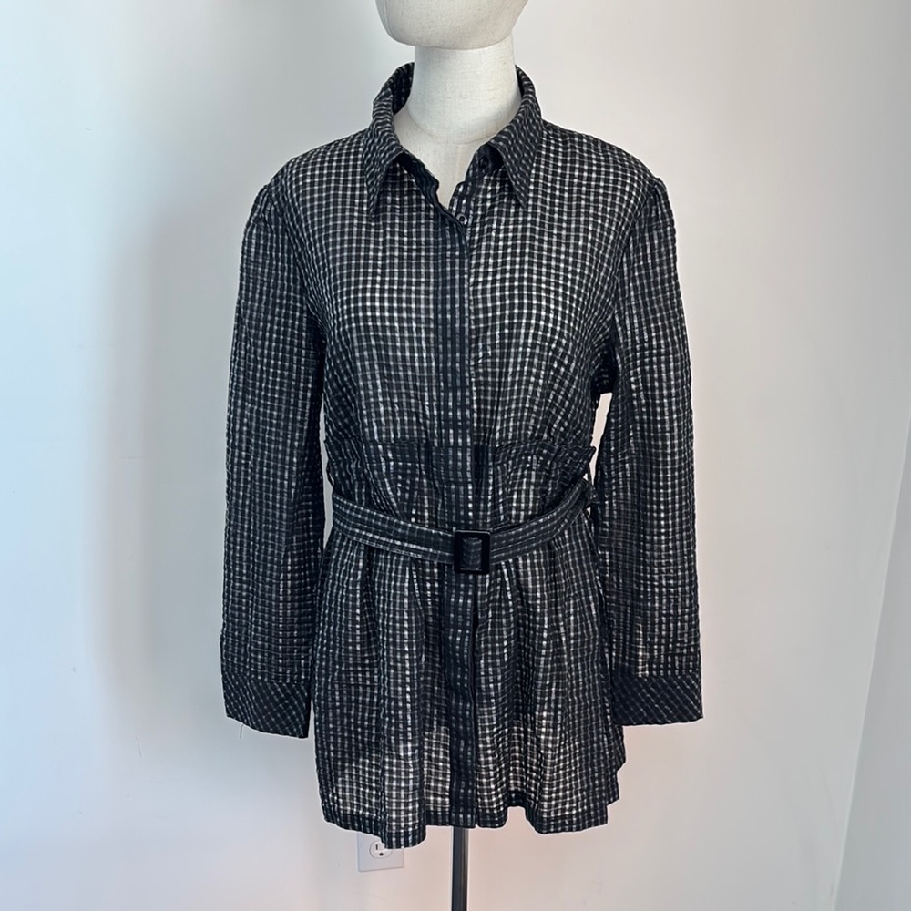 Black and White Fitted Button Down Blouse with Dress Shirt Collar